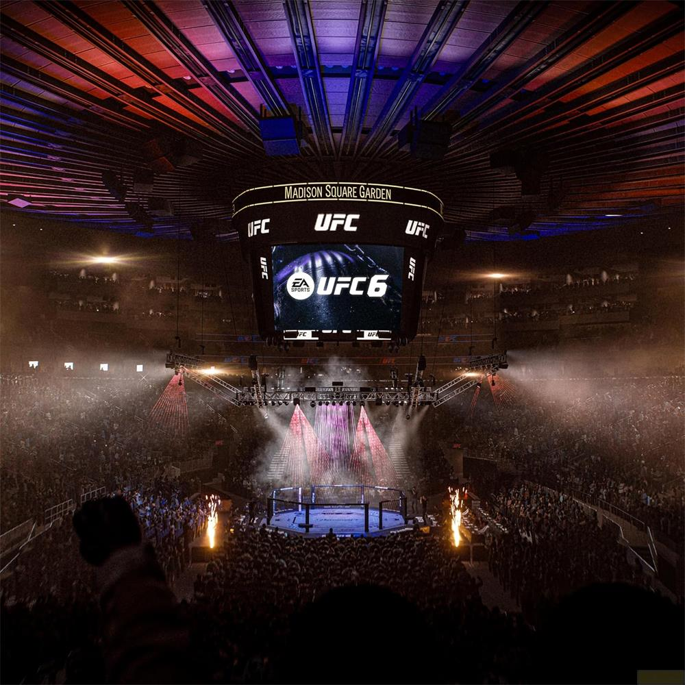 EA UFC 6'yı gösteren büyük ekranlı, kalabalık bir arenadaki UFC sekizgeni.