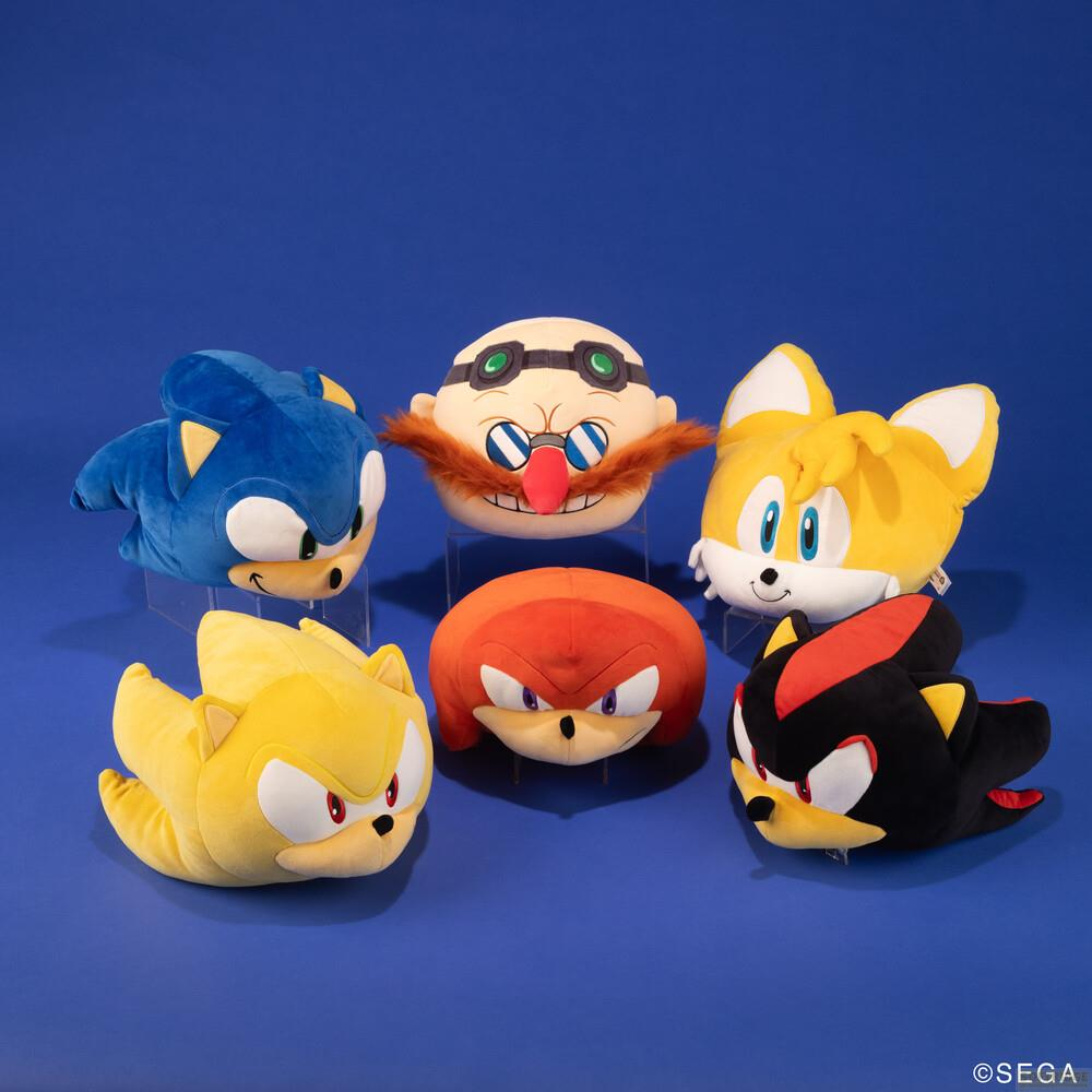 Sei peluche di personaggi Sonic su sfondo blu.