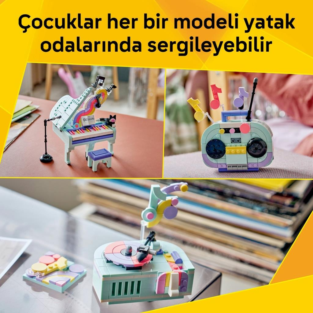 Modelli colorati Lego: pianoforte, stereo e giradischi su un tavolo.