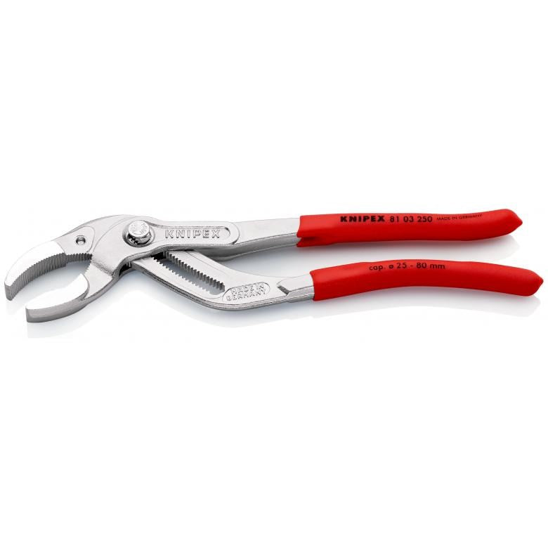 Una llave inglesa plateada con mangos rojos, sobre fondo blanco.