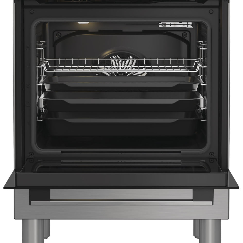 Un forno aperto e vuoto con una griglia e diverse teglie.