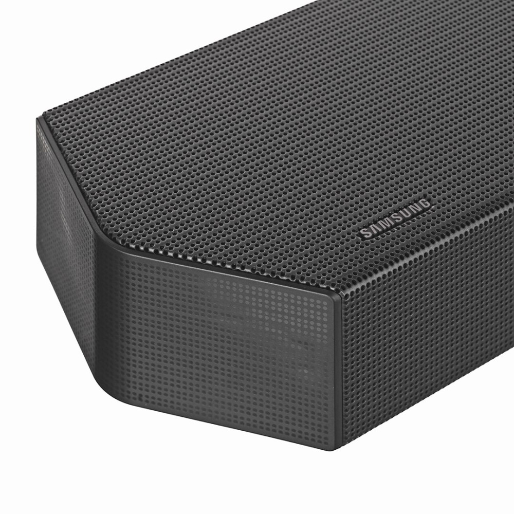 Czarny soundbar Samsung z perforowanym wzorem na górze i po bokach.