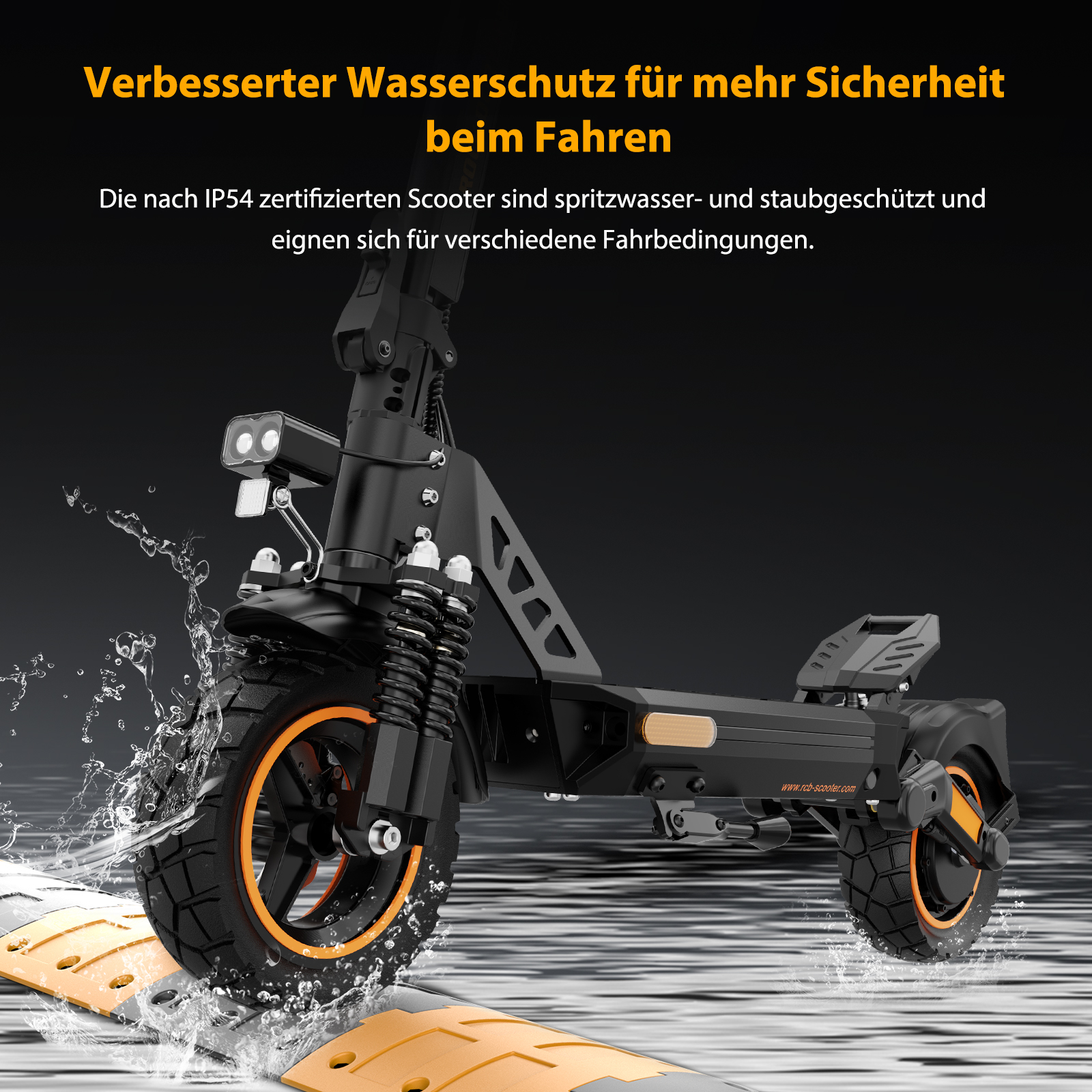 Ein schwarzer Elektroroller mit orangenen Akzenten fährt durch Wasser.