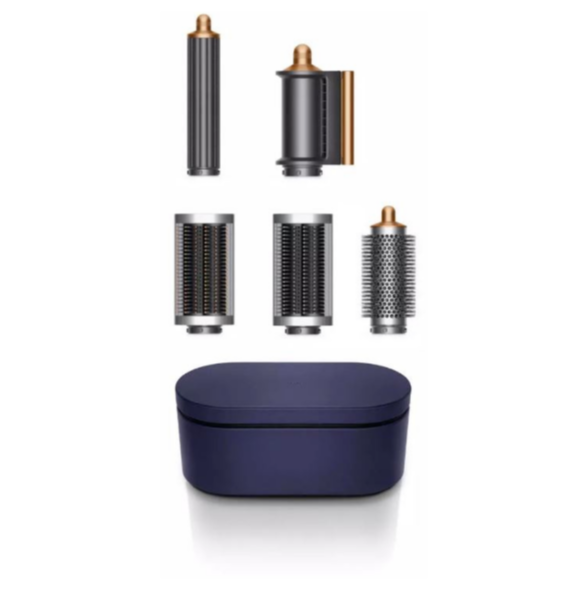 Çeşitli Dyson aparatlarına sahip lacivert bir kutu.