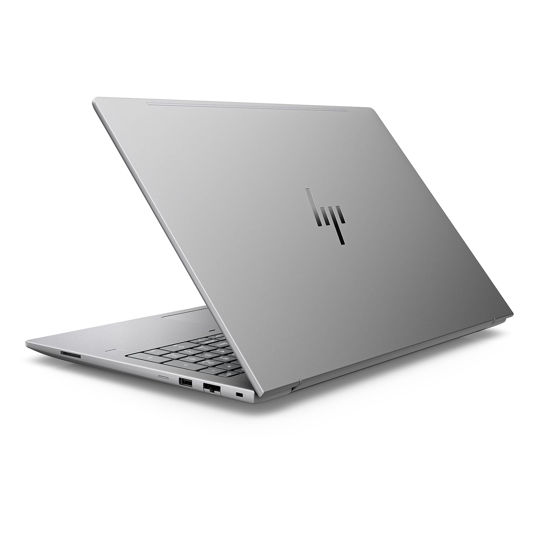 Un laptop HP argentato con tastiera e porte, su sfondo bianco.