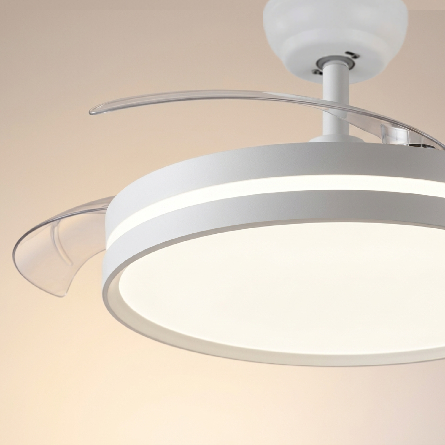 Lámpara de ventilador de techo blanca con aspas transparentes e iluminación LED.