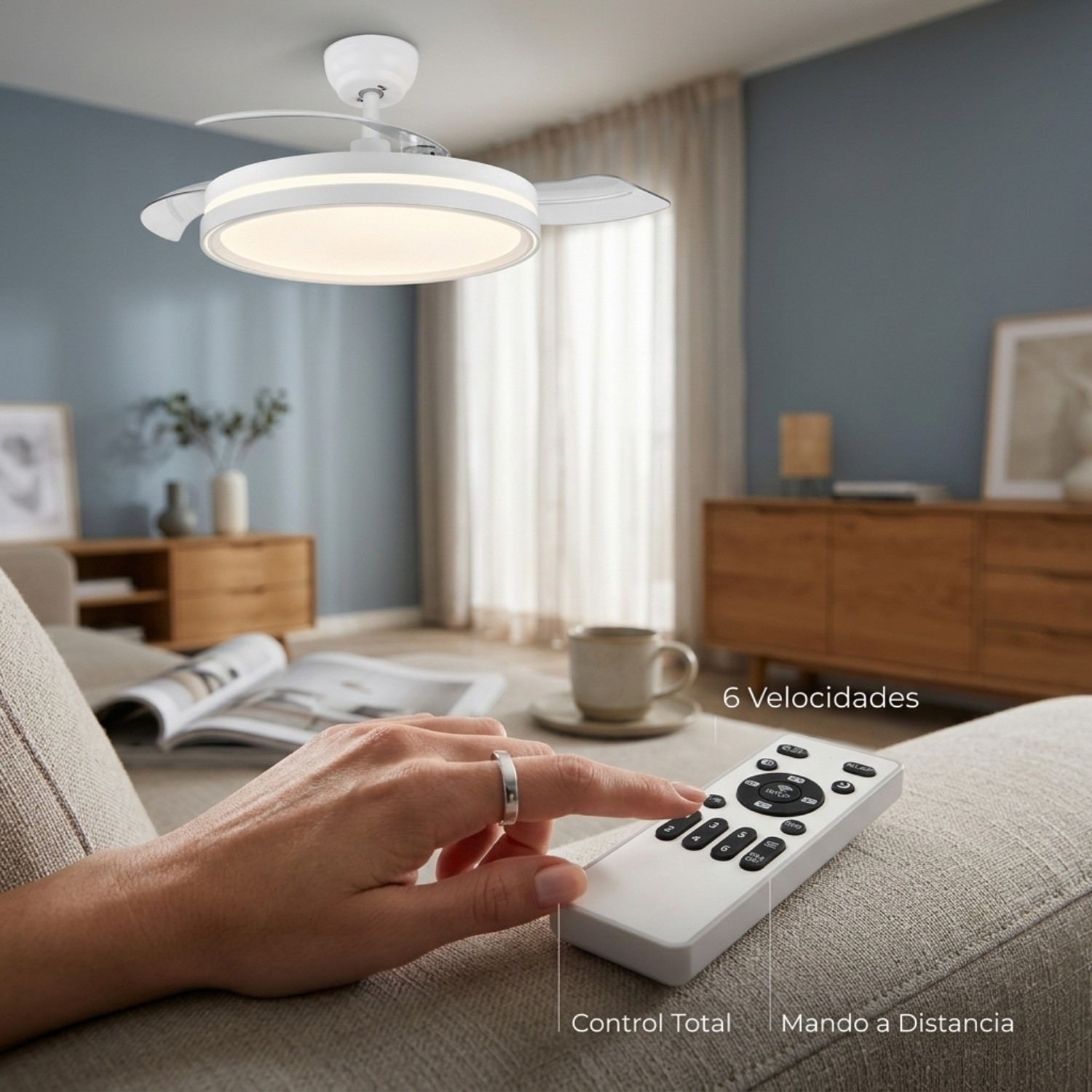 Una mano opera un mando a distancia blanco para un ventilador de techo con luz.
