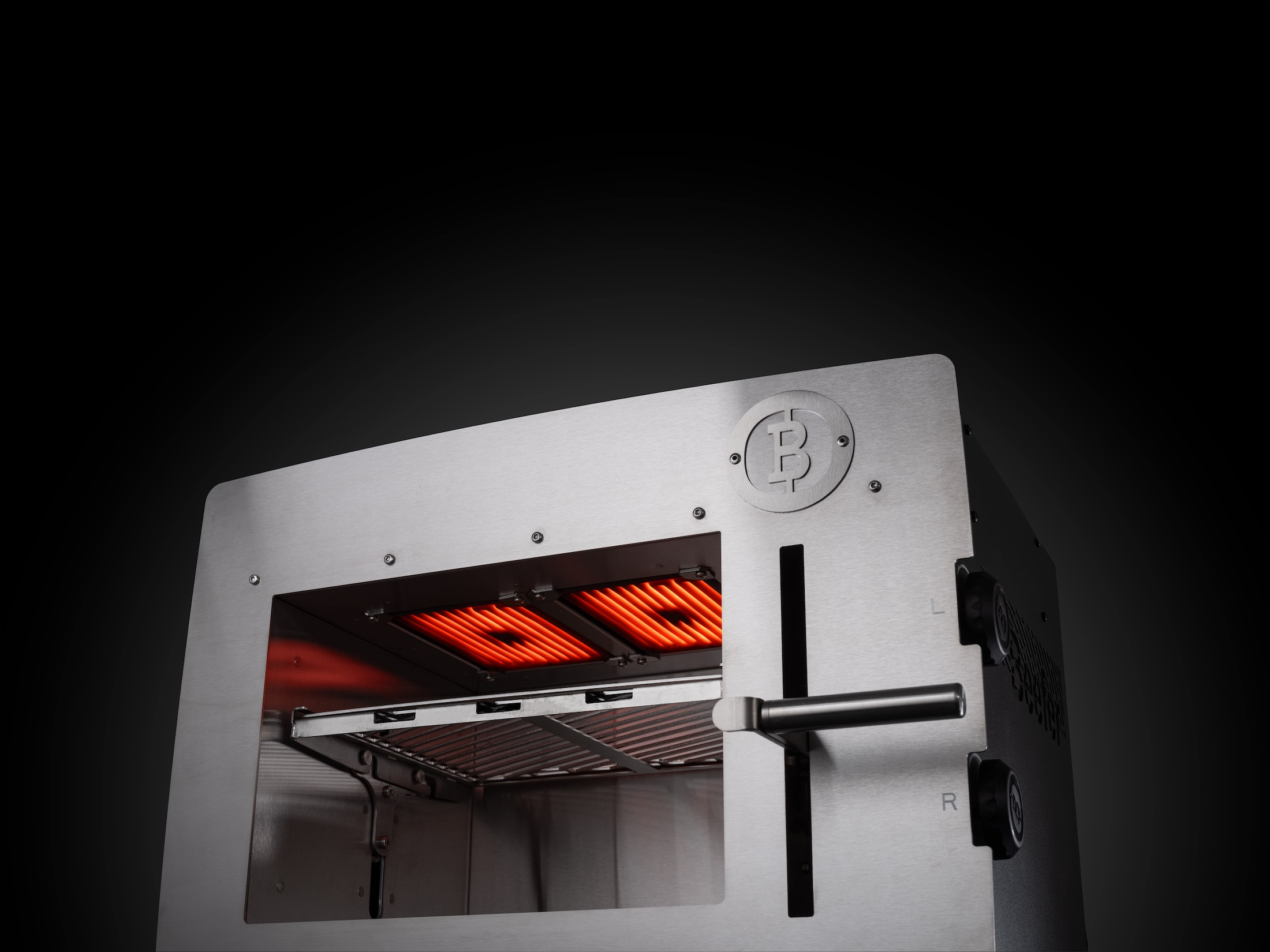 Ein Toaster aus gebürstetem Metall mit glühenden roten Heizelementen und einem Drahtgitter.