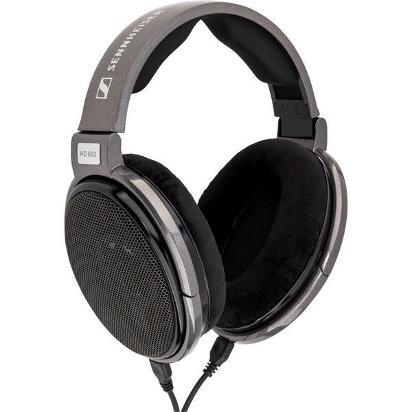 Szare słuchawki Sennheiser HD 650 z czarnymi nausznikami i kablem.