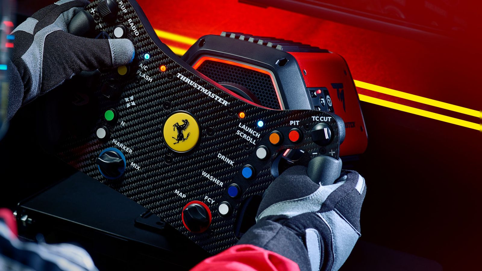 Mani guantate su un volante da corsa con logo Ferrari. Dominano rosso e nero.