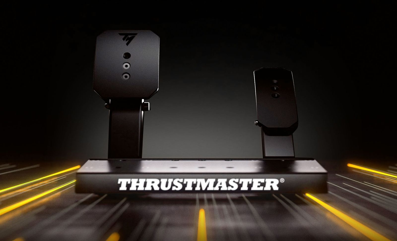 Pedali neri da gaming con logo Thrustmaster su sfondo scuro con scie luminose.
