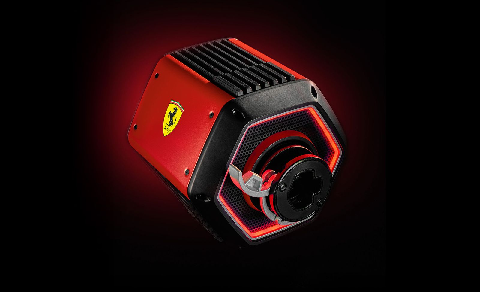 Un controller per volante da gioco Ferrari rosso con griglia nera e illuminazione.