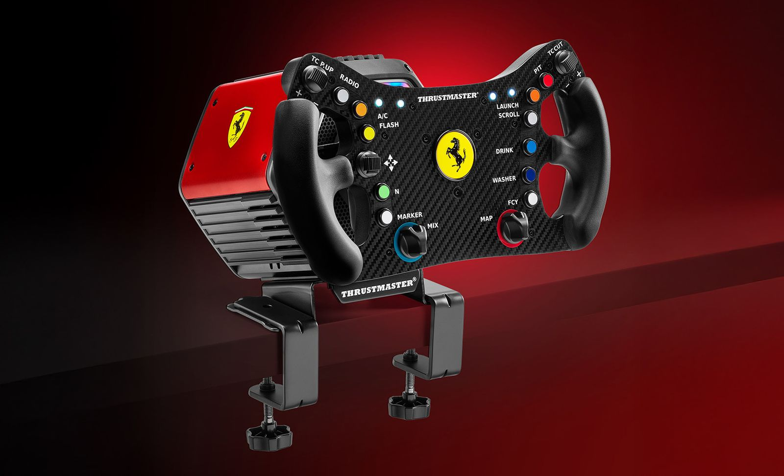 Un volante da corsa Thrustmaster Ferrari rosso e nero con vari pulsanti e manopole, fissato a una superficie.