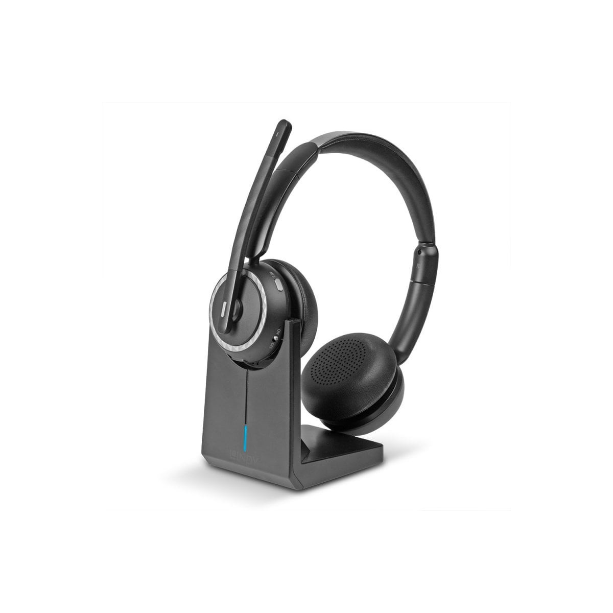 Auriculares inalámbricos negros en base de carga con brazo de micrófono.
