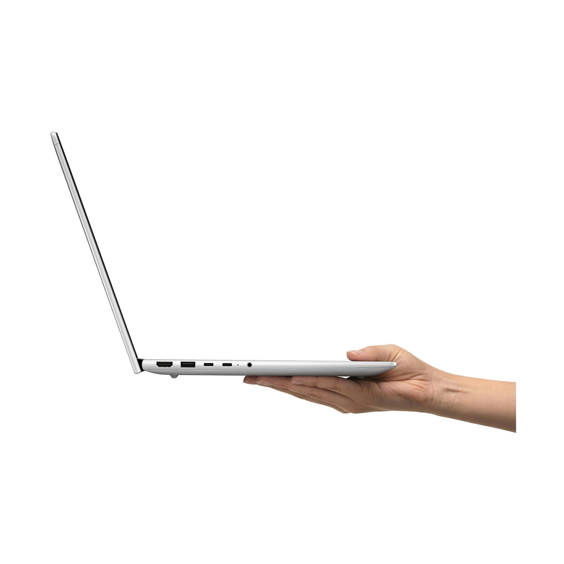 Una mano tiene un laptop sottile e argentato con il coperchio aperto su sfondo bianco.