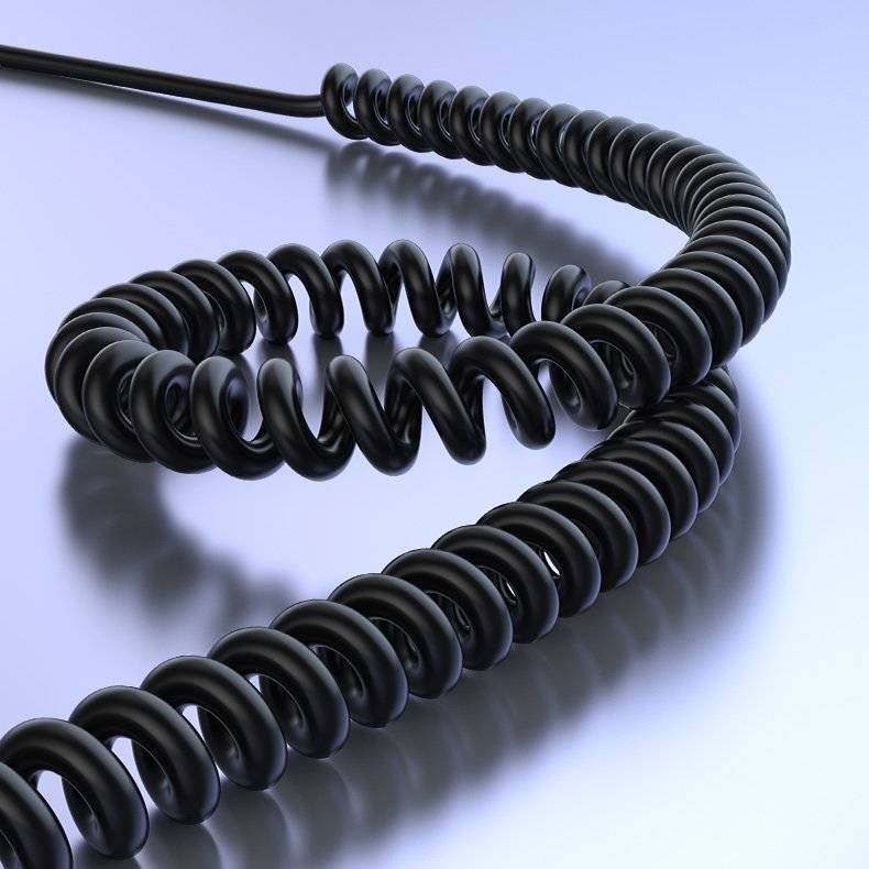 Czarny kabel spiralny na błyszczącej, jasnoniebieskiej powierzchni.