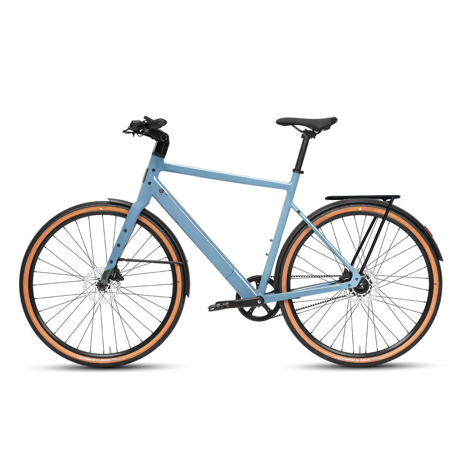 Ein hellblaues Fahrrad mit braunen Reifen, schwarzem Sattel und Gepäckträger.