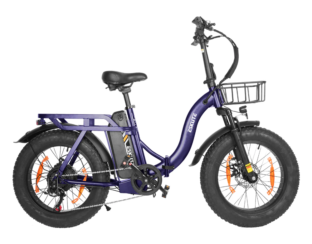 Una bicicleta eléctrica azul oscuro con neumáticos anchos, portaequipajes y cesta.