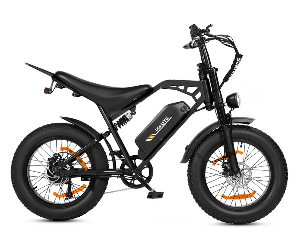 Una bicicleta eléctrica negra de llantas anchas con batería plateada y reflectores naranjas.