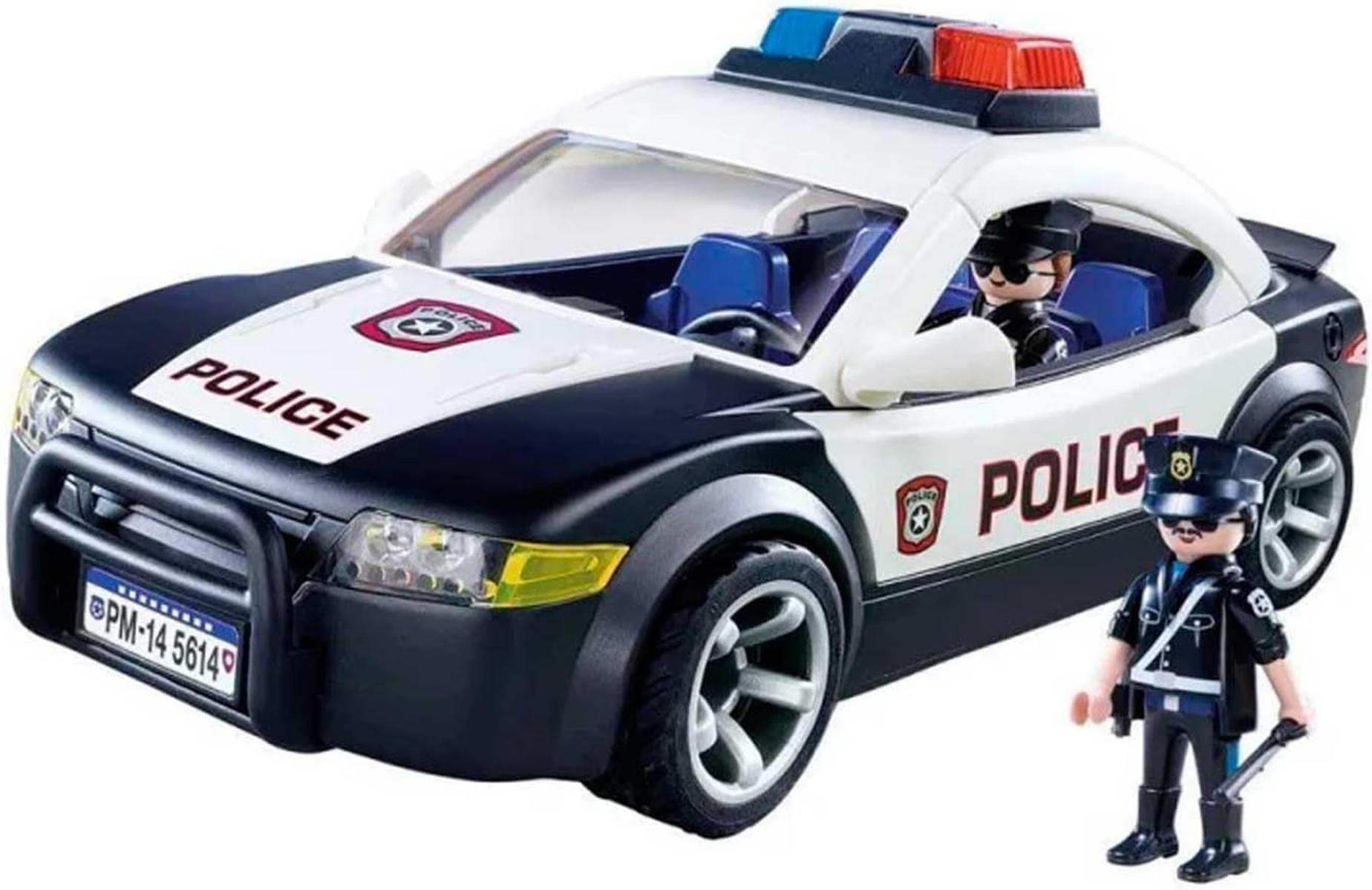 Un coche de policía con dos figuras de juguete. Uno está sentado en el coche, el otro al lado.