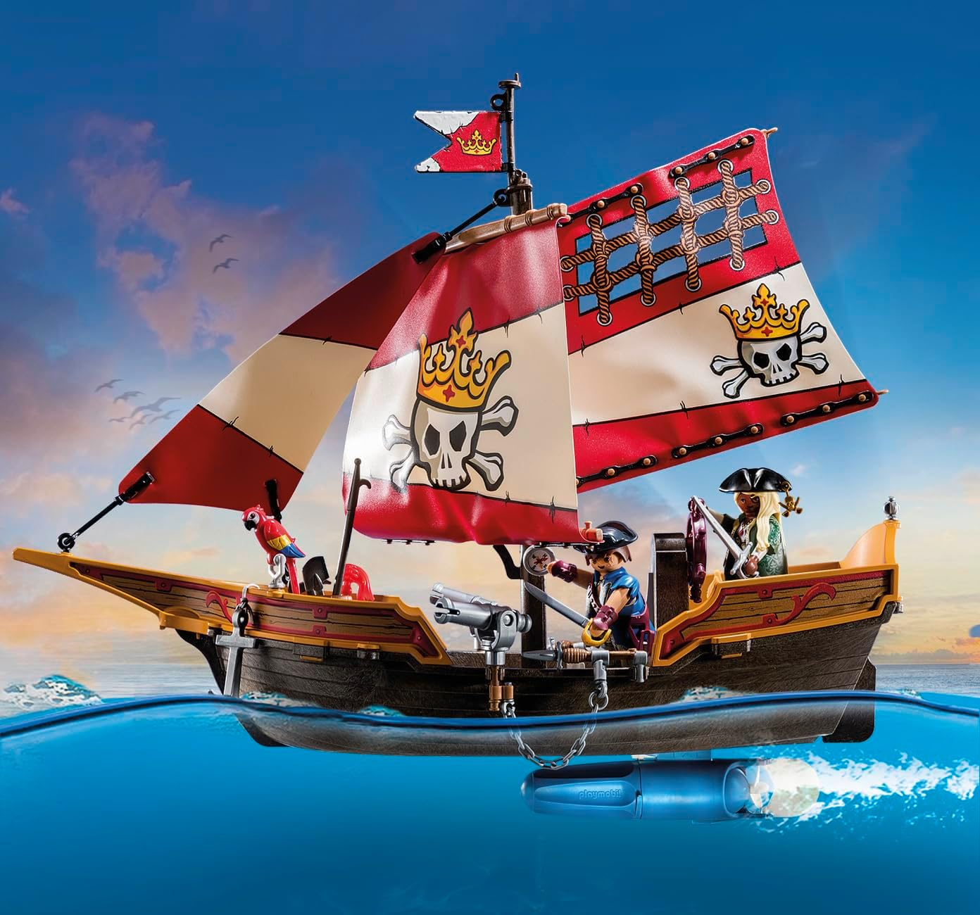 Statek piracki z dwoma figurkami piratów i papugą płynie po niebieskiej wodzie.