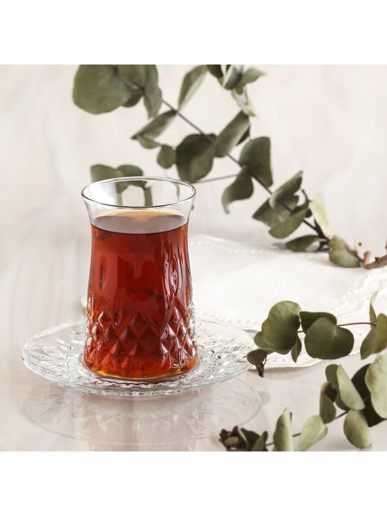 Okaliptüs dalları olan bir fincanın üzerinde koyu çay bardağı.