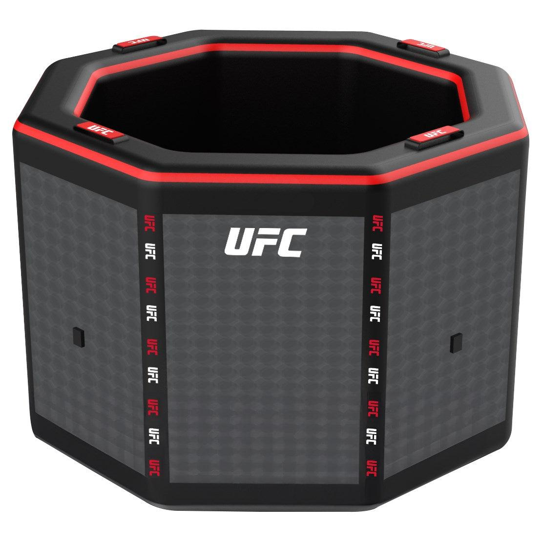 Un contenedor octogonal negro con logos rojos y blancos de la UFC.