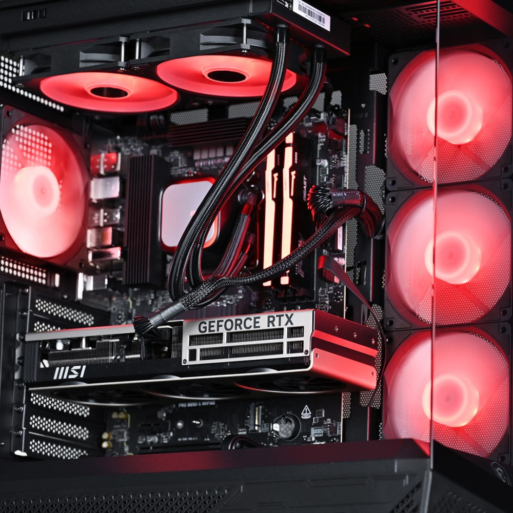 Interno di un case per PC con ventole e scheda grafica luminose rosse.