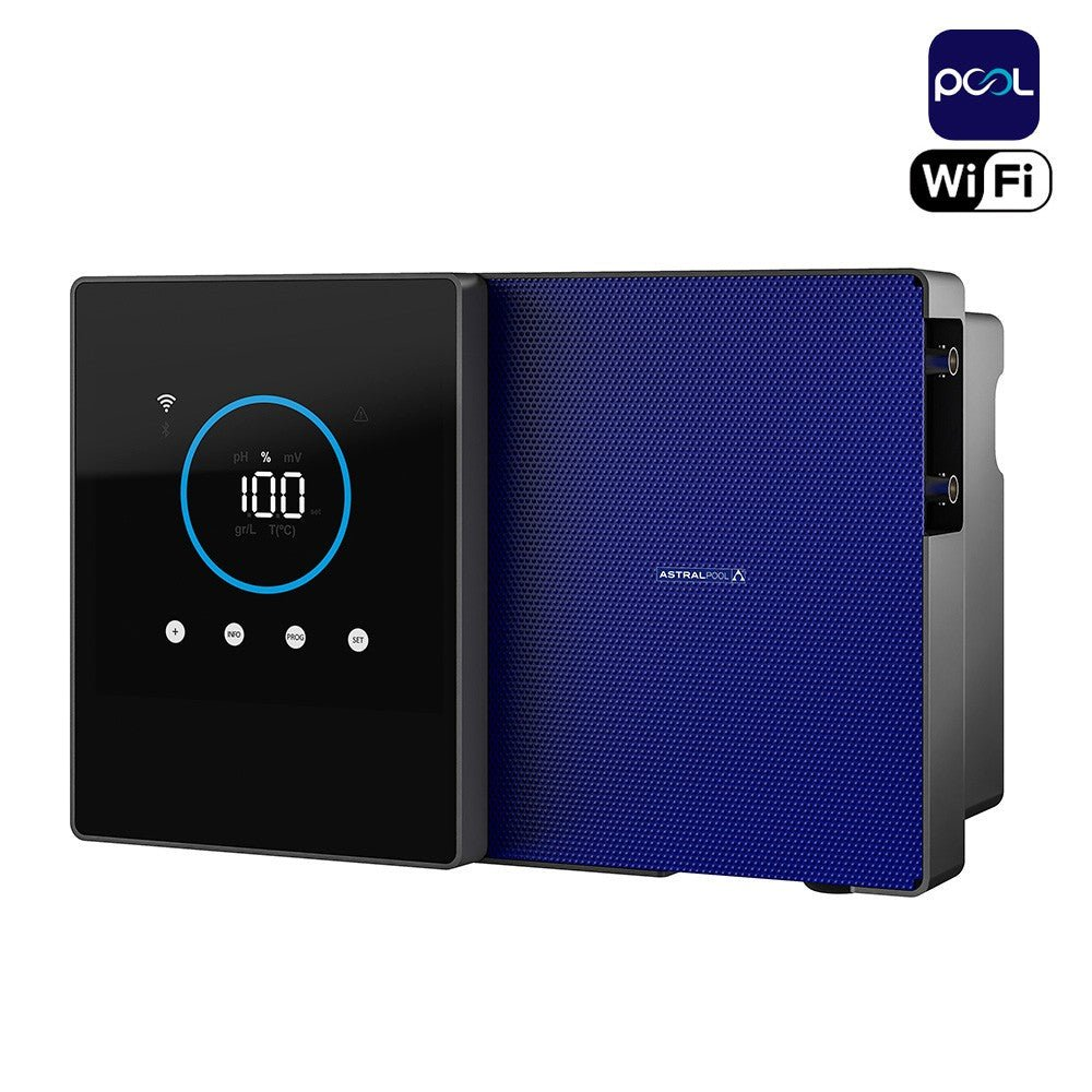 Un controlador de piscina negro con pantalla digital muestra 100, junto a una unidad azul texturizada.