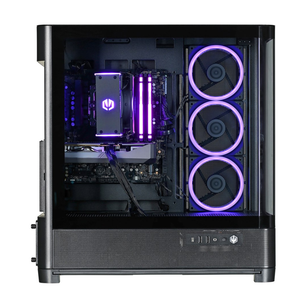 Un PC aperto con illuminazione viola, ventole e componenti.