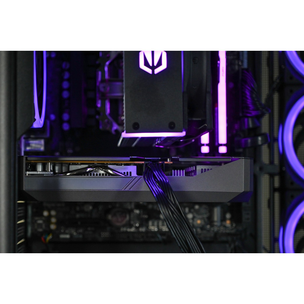 Una ventola di scheda grafica scura con LED viola all'interno di un case per PC.