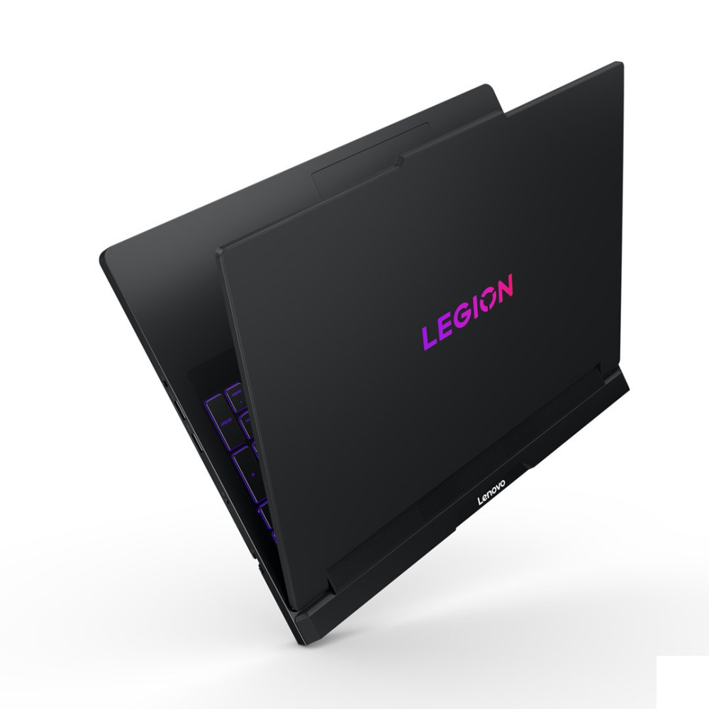 Czarny laptop Lenovo Legion z fioletowym podświetleniem klawiatury i logo.