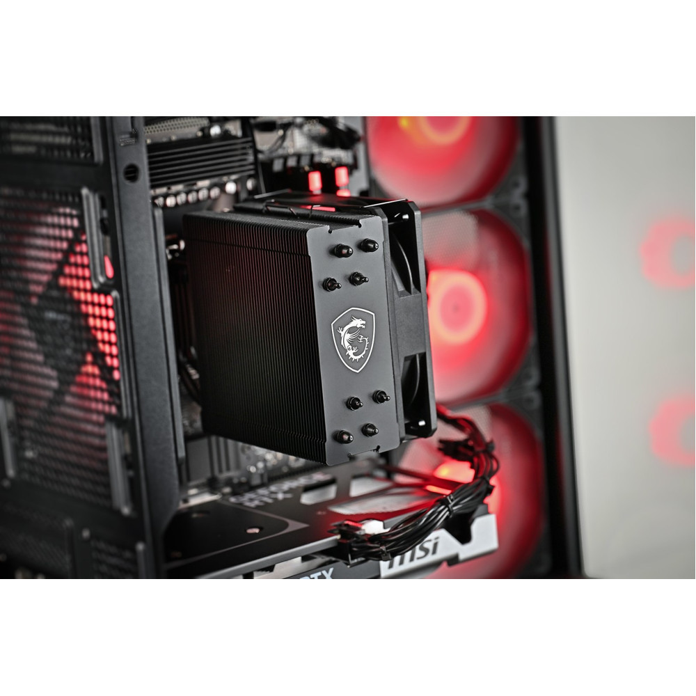 Czarny cooler CPU z logo MSI wewnątrz komputera z czerwonymi wentylatorami.