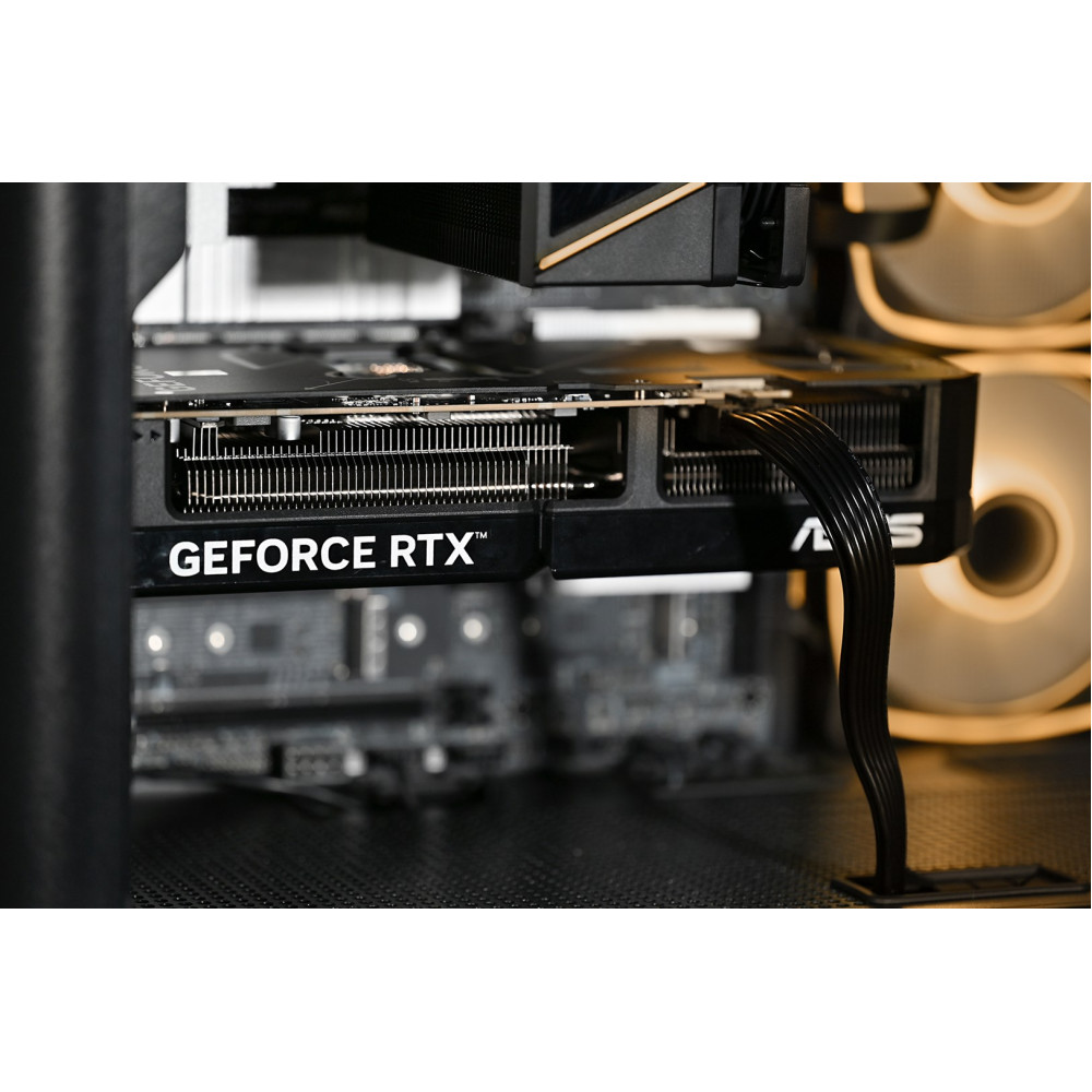 Zbliżenie czarnej karty graficznej GeForce RTX wewnątrz komputera, widoczne wentylatory.