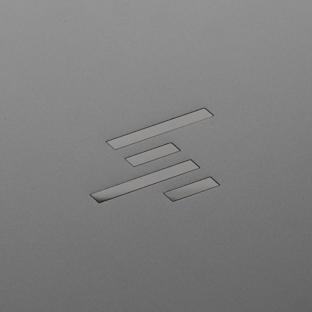 Szare logo z trzema poziomymi paskami o różnej długości.