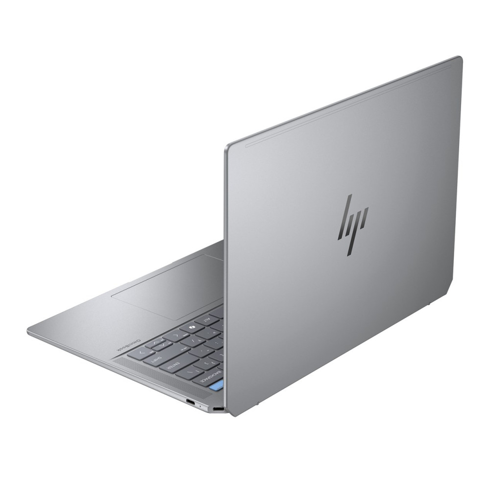 Srebrny laptop HP otwarty na białym tle, skupiony na klawiaturze.