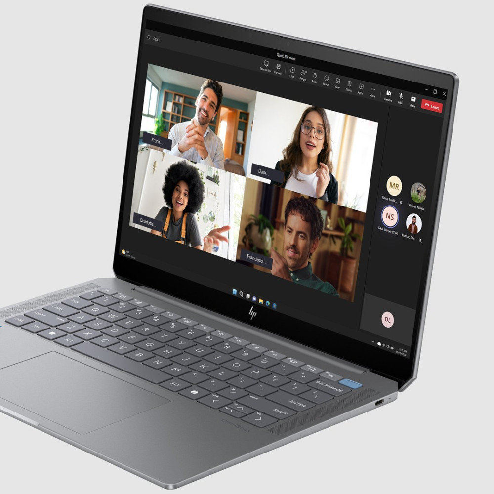Laptop wyświetla wideokonferencję z czterema uczestnikami: Frank, Charlotte, Dani i Francisco.