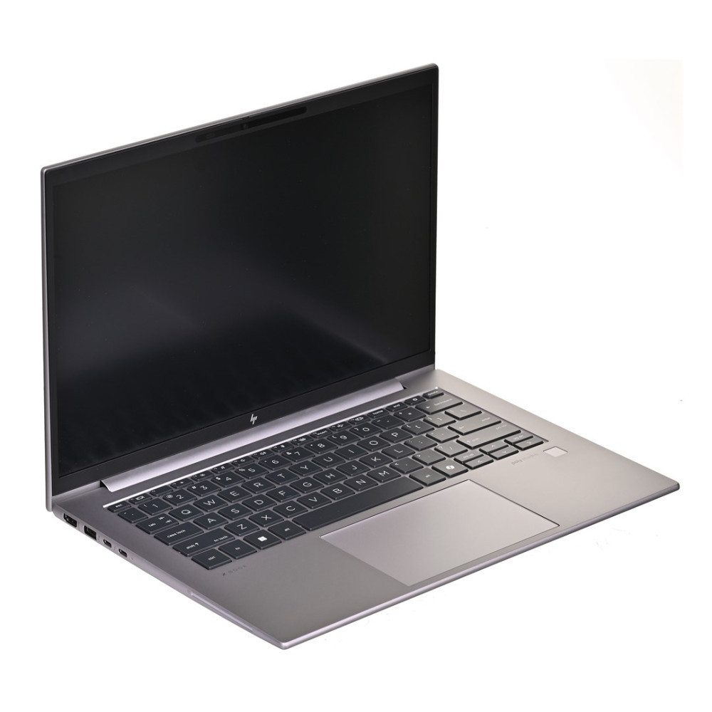 Otwarty, smukły, srebrny laptop z czarną klawiaturą i ekranem.