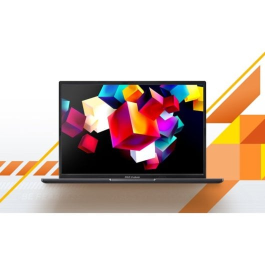 Laptop wyświetla abstrakcyjne kolorowe sześciany na czarnym ekranie, geometryczne wzory w tle.