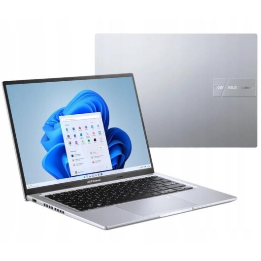 Otwarty srebrny laptop wyświetlający menu Start systemu Windows 11 na ekranie.