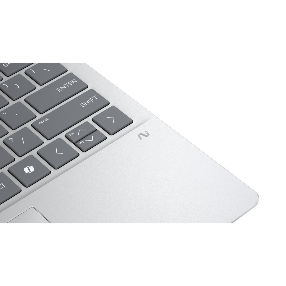 Zbliżenie srebrnej klawiatury laptopa z szarymi klawiszami i touchpadem.