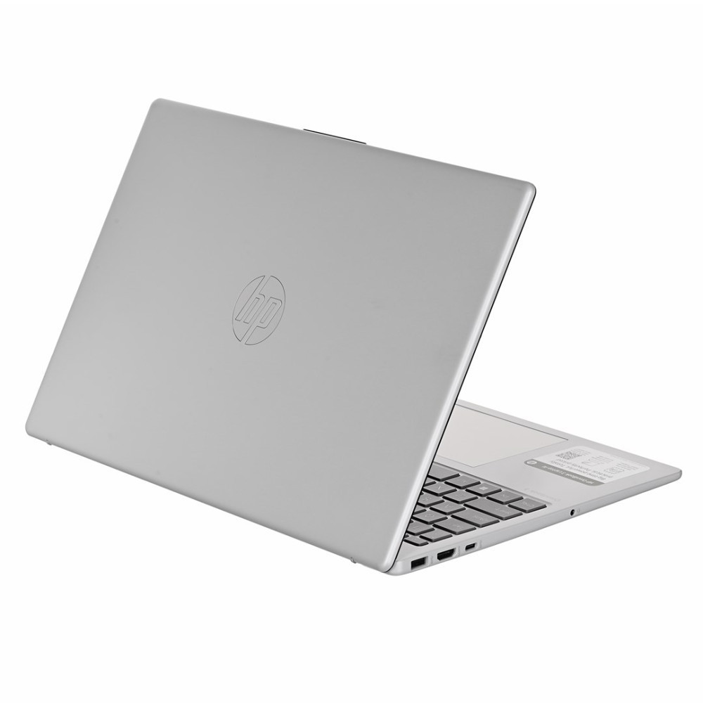 Srebrny laptop HP jest otwarty na białej powierzchni.