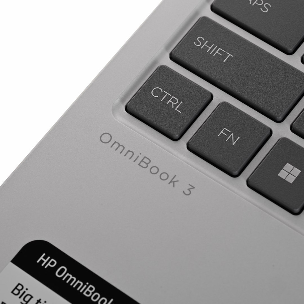 Zbliżenie szarej klawiatury laptopa z klawiszami CTRL, SHIFT, FN i logo OmniBook 3.