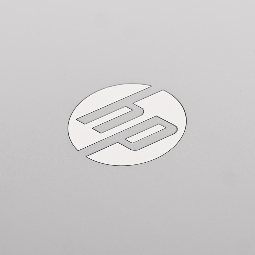 Logo HP na srebrnym tle.