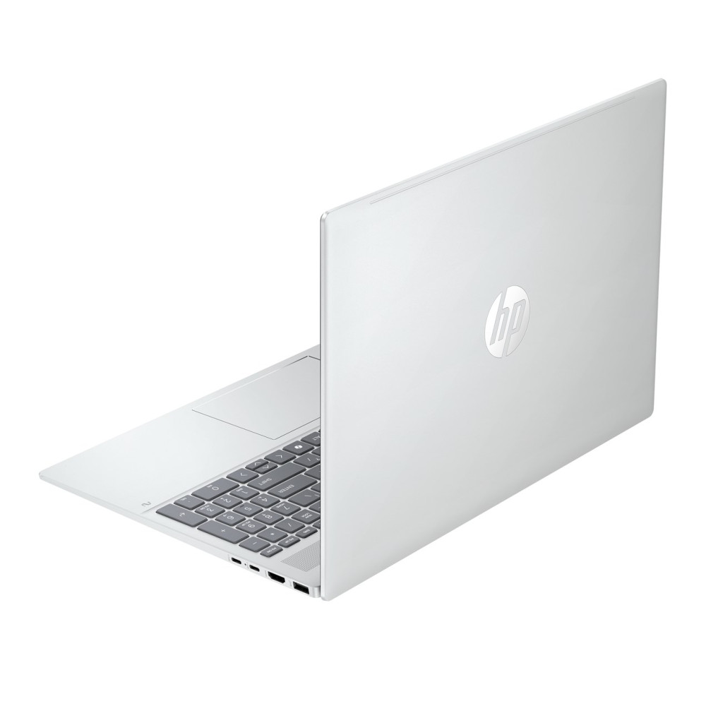 Srebrny laptop HP widziany z tyłu pod kątem, pokazujący klawiaturę i touchpad.