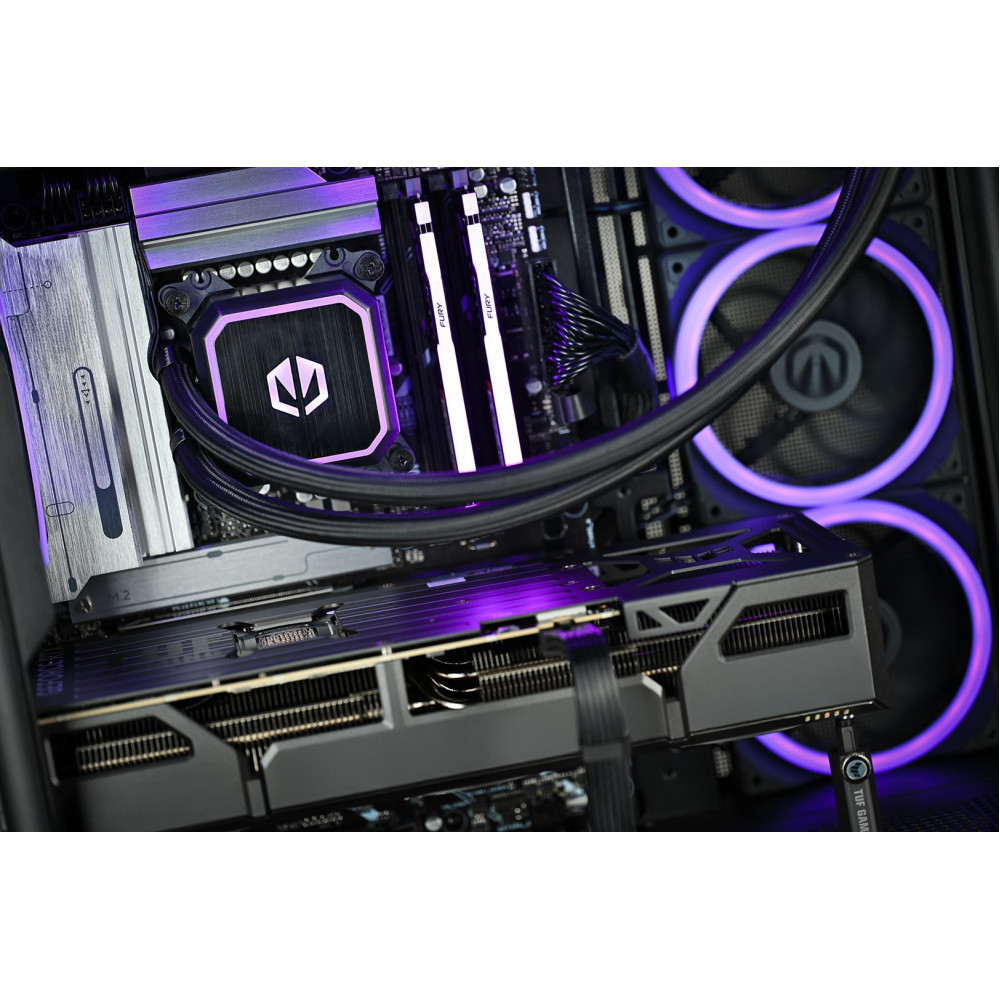 Zbliżenie wnętrza komputera, GPU i RAM, z fioletowym podświetleniem.