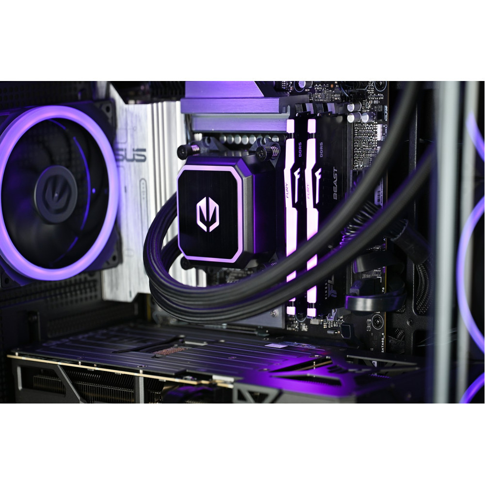 Wnętrze obudowy komputera z fioletowym podświetleniem RGB, wentylatorem, chłodzeniem CPU i RAM.