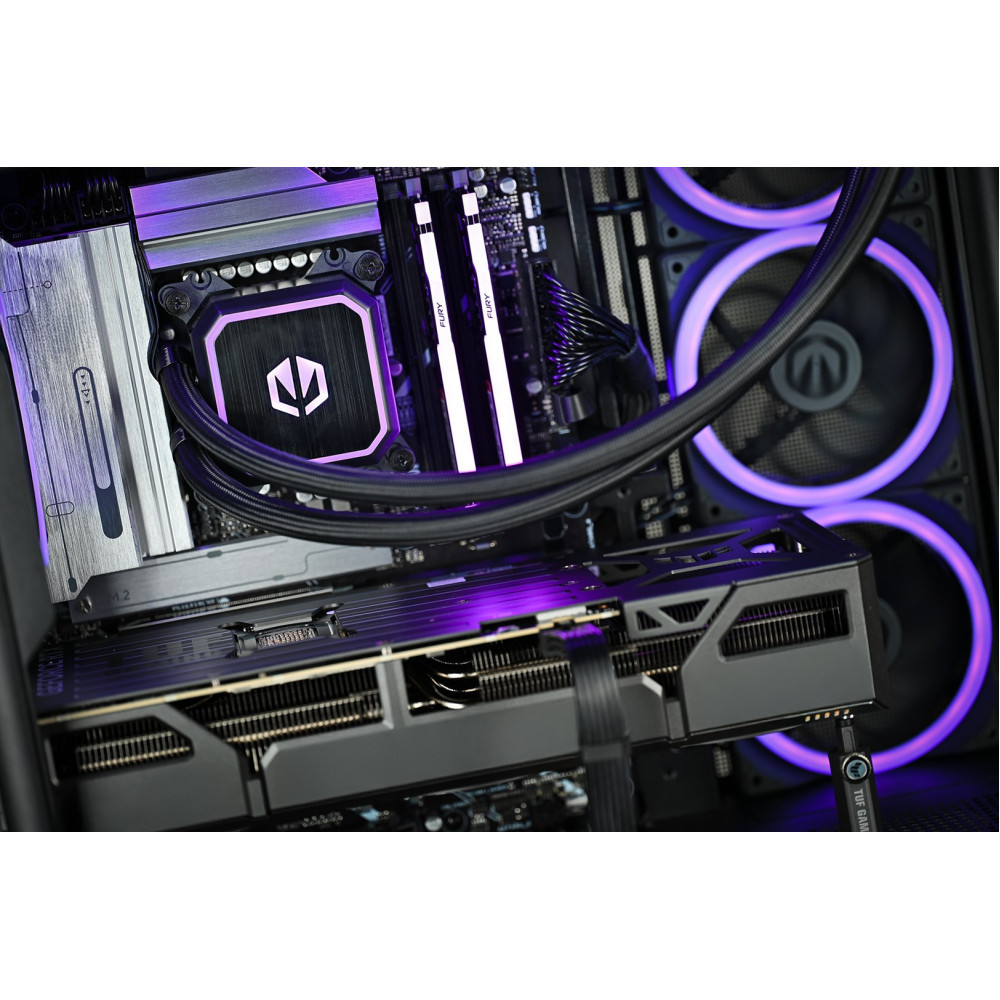 Wnętrze komputera PC z fioletowo podświetlanymi wentylatorami, chłodzeniem CPU i RAM.