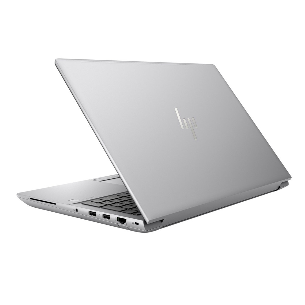 Srebrny laptop HP, otwarty, widoczna klawiatura i porty. Na białym tle.