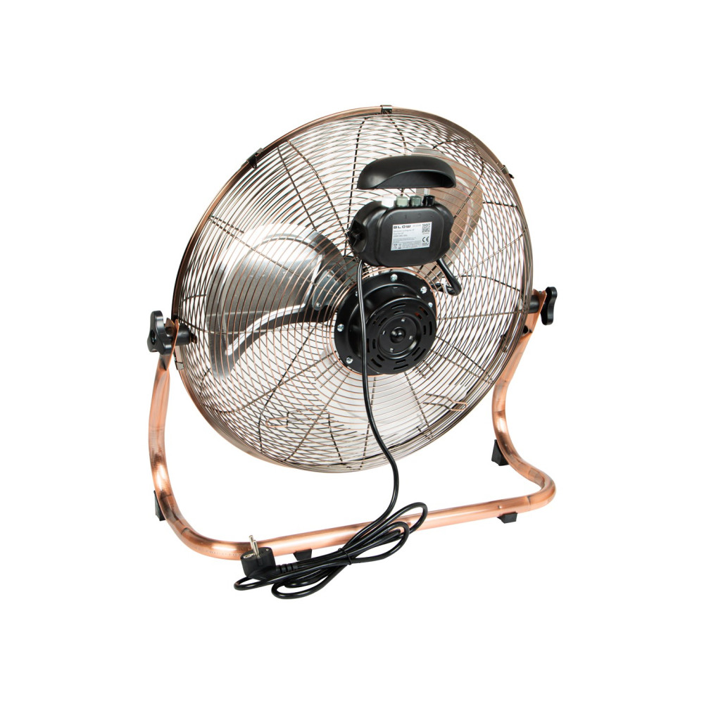 Un ventilatore da terra in rame con griglia metallica e motore nero su sfondo bianco.